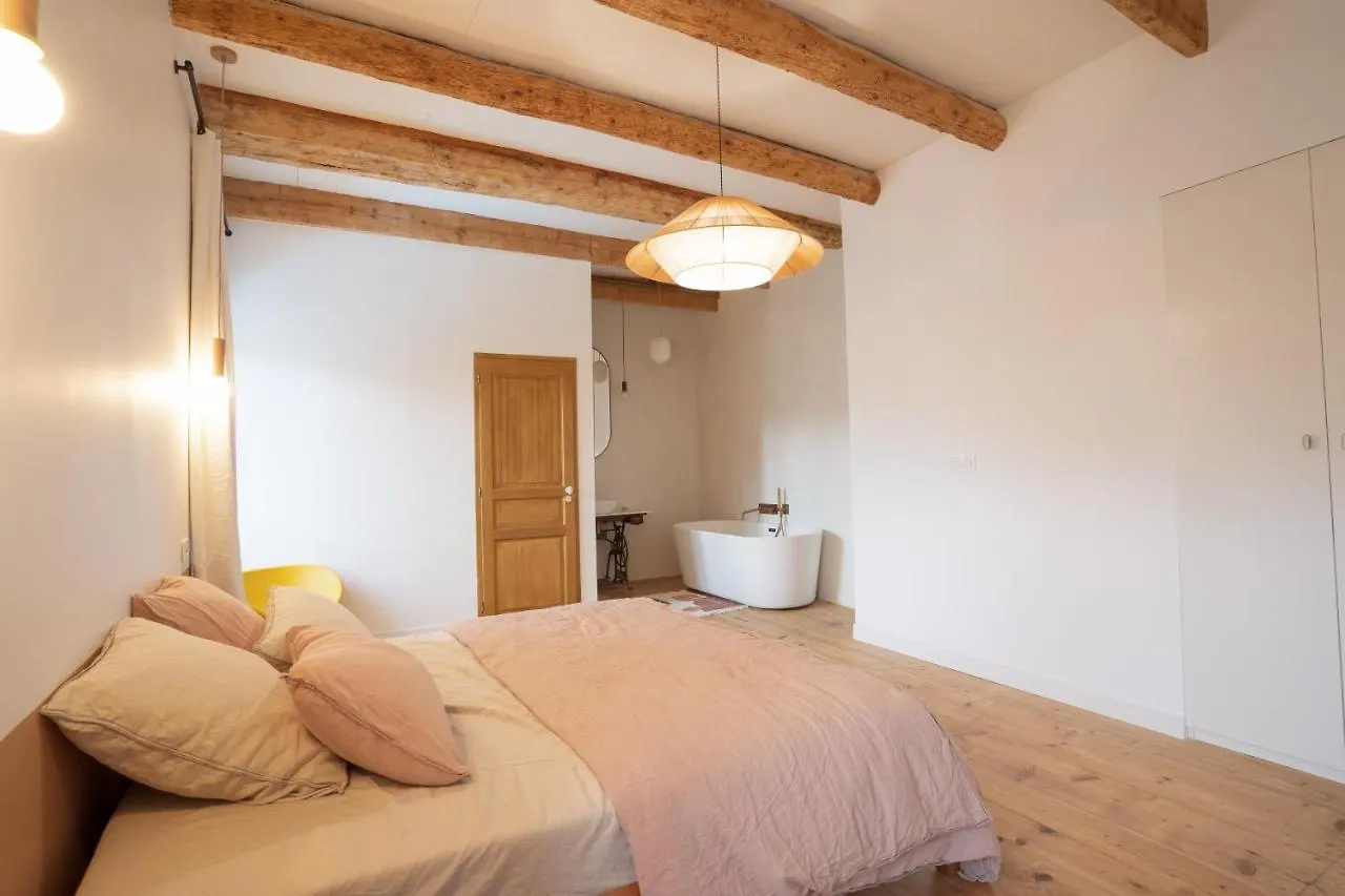 Le Clos Dagobert Chadeleuf Bed & Breakfast
